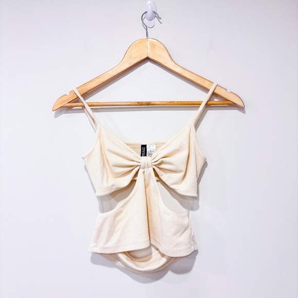 H&M Beige crinkled cut-out top - Picture 3 of 8
